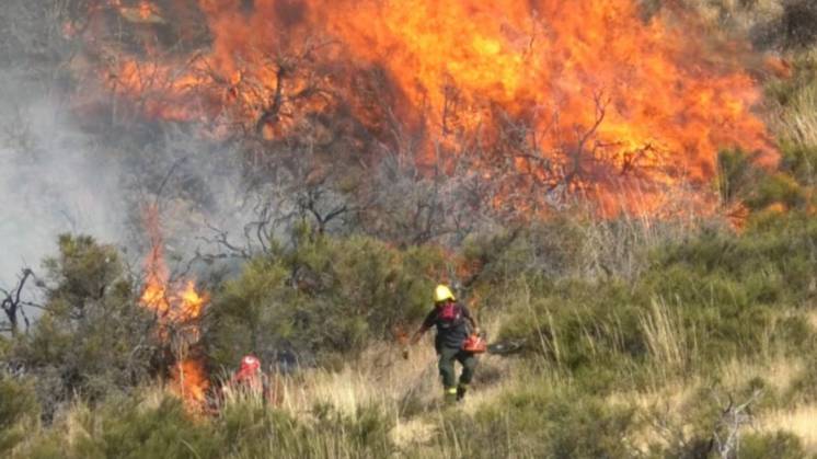 Incendios en los cerros de Chubut: buscan controlar las llamas y temen que el viento reavive otros focos