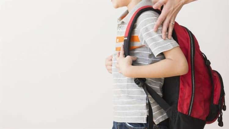 Cómo evitar que el peso de la mochila escolar cause daños