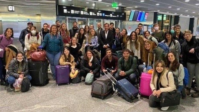 Operativo sanitario: 100 médicos argentinos que residen en Europa llegaron al país
