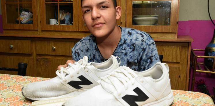 El gran gesto de Manu Ginóbili: Donó zapatillas a un chico que iba descalzo a la escuela