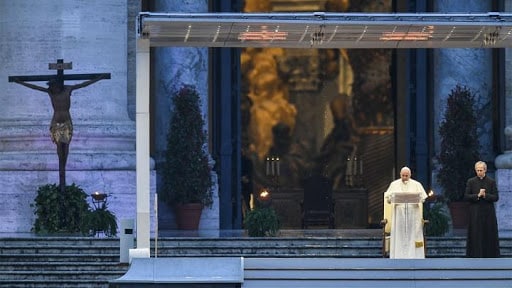 En soledad y bajo una tenue llovizna, el Papa Francisco oró por el mundo
