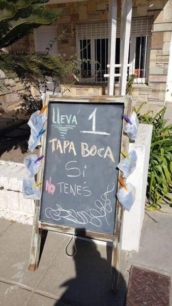 Coronel Pringles: Confecciona tapabocas y los regala