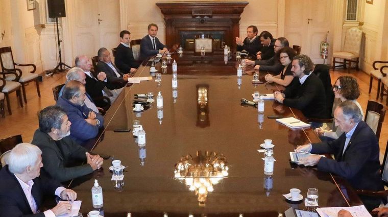 CGT y UIA acuerdan suspensiones con rebaja salarial del 25%