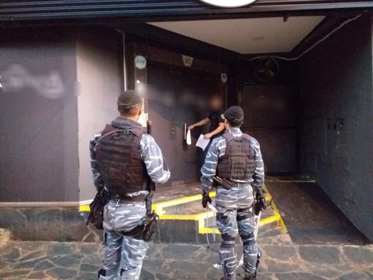 Hicieron una fiesta en un boliche en plena cuarentena y hay 12 demorados