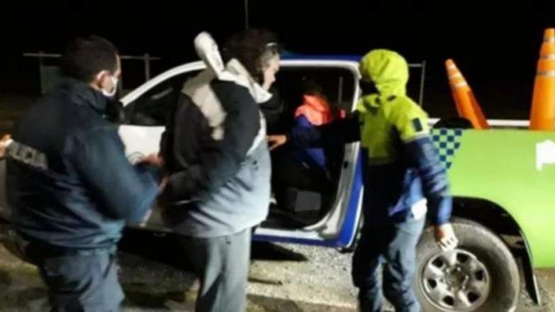 Rompió la cuarentena para salir a vender drogas con su hija en el baúl