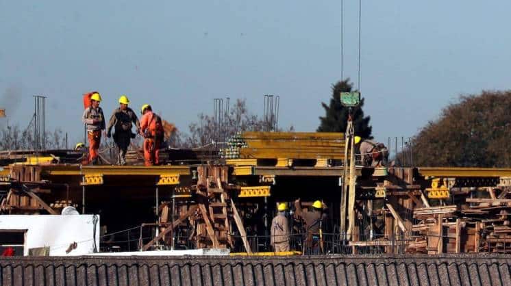 El Gobierno pagará parte del sueldo de trabajadores en empresas en crisis