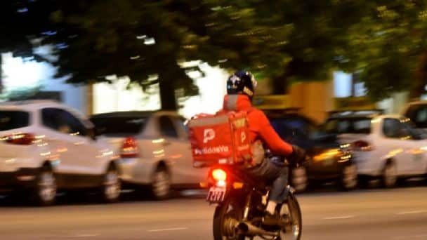 Dos delincuentes le robaron la moto a un cadete