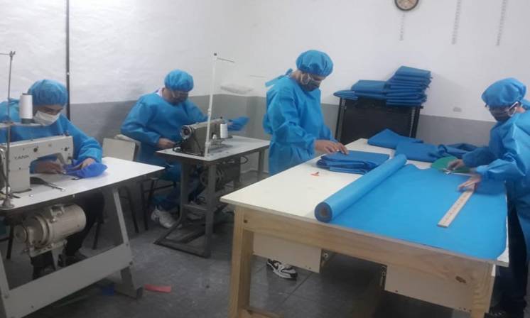 Presos de Villa Floresta confeccionan camisolines y barbijos para los hospitales