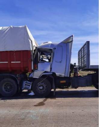 Choque de camiones en acceso a puerto