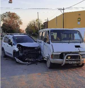 Violento choque entre un auto y una camioneta