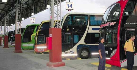 Permiten el uso del transporte público de larga distancia a personas autorizadas