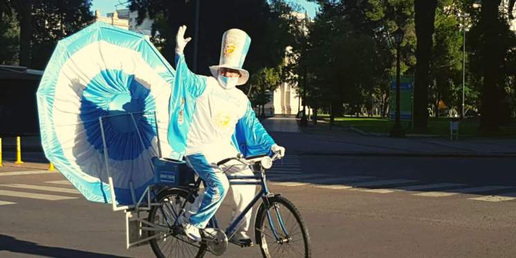 “Viva la patria” el grito del hombre escarapela que recorrió las calles bahienses