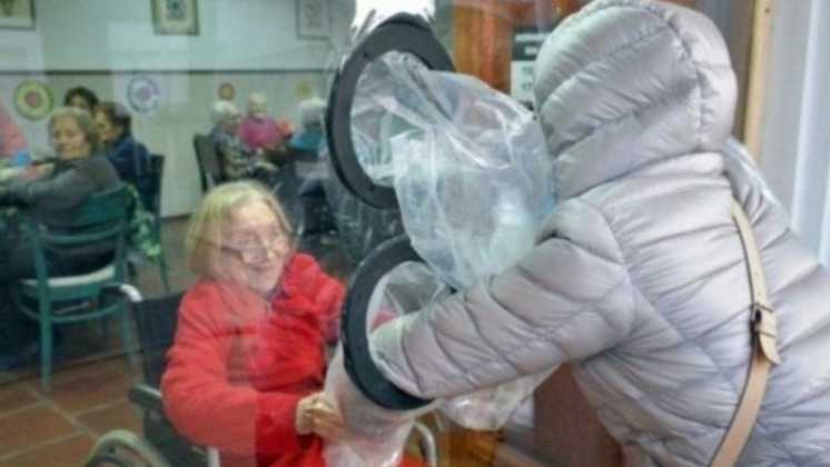 En un geriátrico de Tandil implementaron un novedoso sistema para que familiares puedan abrazar a los abuelos: “Se sentían abandonados”