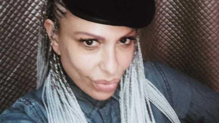 Daniela Cardone se cansó de su pelo y se rapó por completo: “Hola terrícolas”