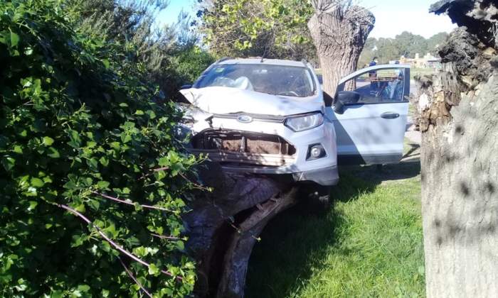 Chocó contra un auto y se dio a la fuga