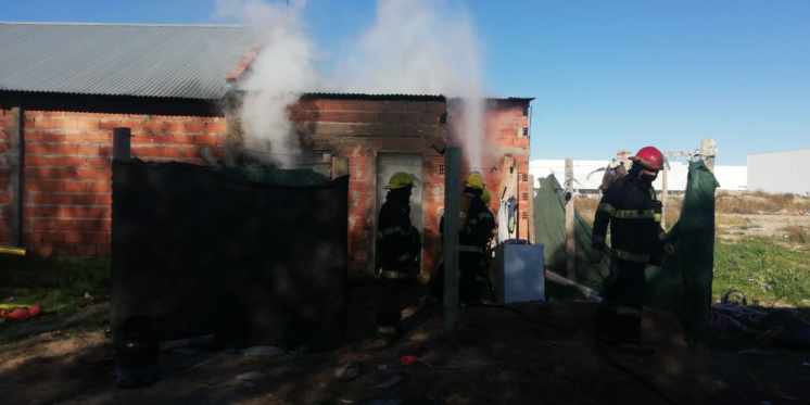 Se incendió una vivienda donde vivía una mujer y tres niños