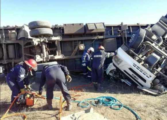 Fallece camionero, tras volcar su camión en ruta 3