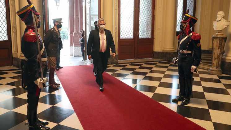 Los médicos le recomiendan al Presidente “restringir al máximo el contacto interpersonal”