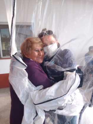 Abrazar en cuarentena: La ingeniosa idea del Hogar de Ancianos de Daireaux