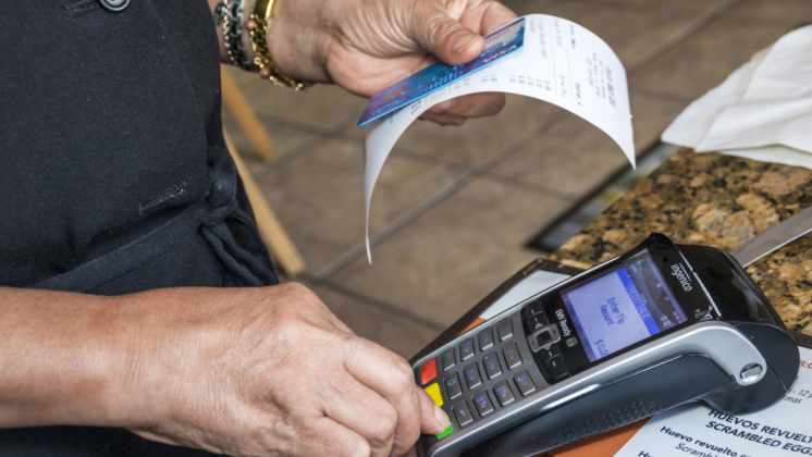 Entra en vigencia el aumento del 70% en el reintegro para compras con débito