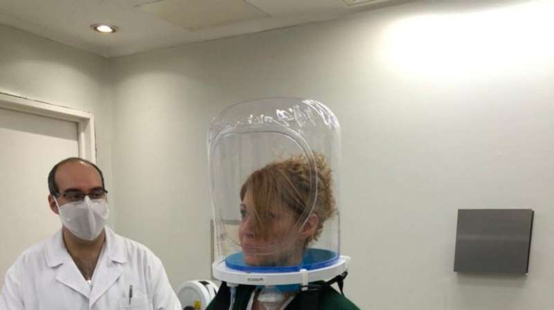 Hospitales y sanatorios bonaerenses incorporan un casco para tratar a pacientes con coronavirus