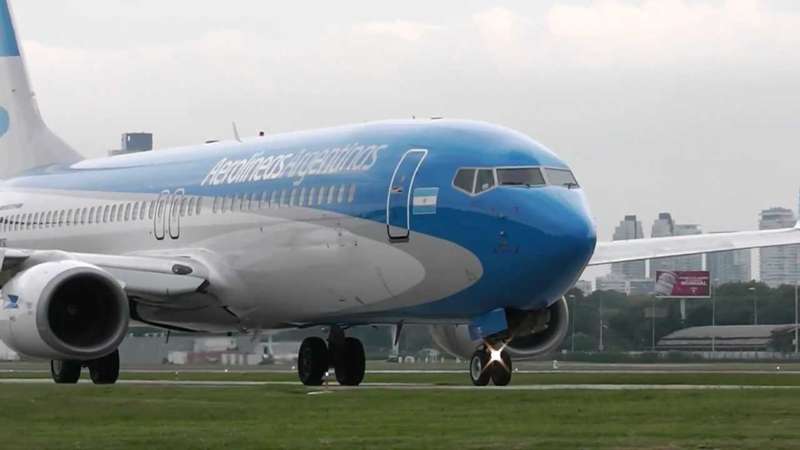 Un avión de Aerolíneas aterrizó de emergencia en Comodoro Rivadavia por una amenaza de bomba