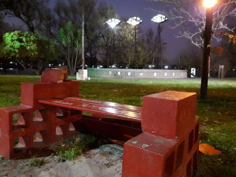 Vandalismo: atacaron el banco rojo en Patagones