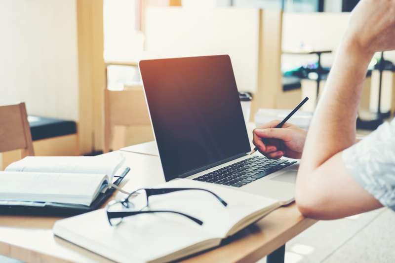 Gobierno lanza línea de créditos subsidiada para que los docentes puedan adquirir una laptop