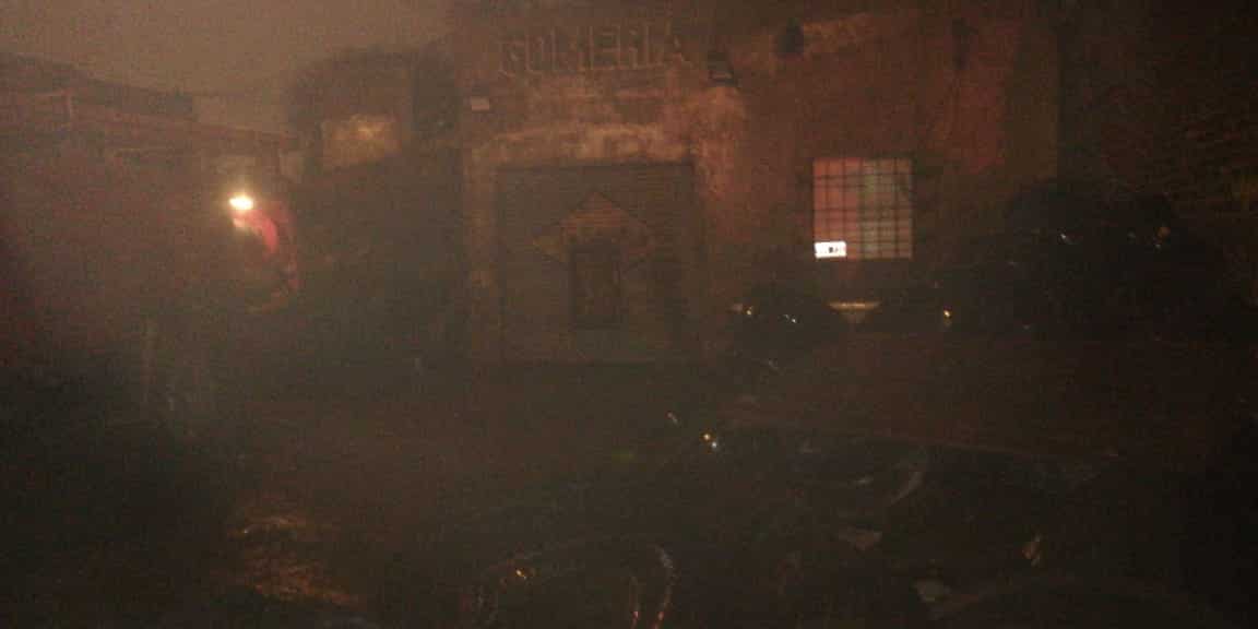 Principio de incendio en una gomería
