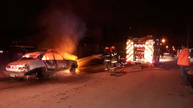 El fuego provocó pérdidas totales de un auto