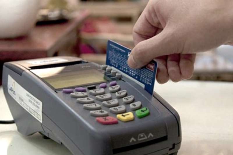 Avanza en el Senado un proyecto de ley para que los consumidores no se separen de sus tarjetas al comprar: los puntos claves