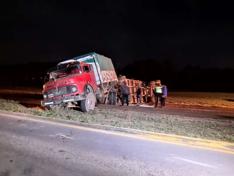Volcó un camión en la Ruta 33