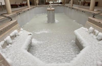 La pileta de un hotel de Carhué se transformó en una pista de sal