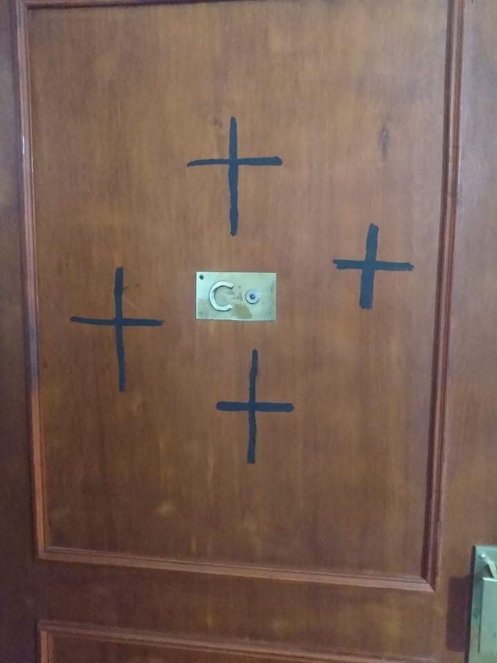 Indignante: ahora le pintan cruces negras en la puerta a la enfermera del Penna