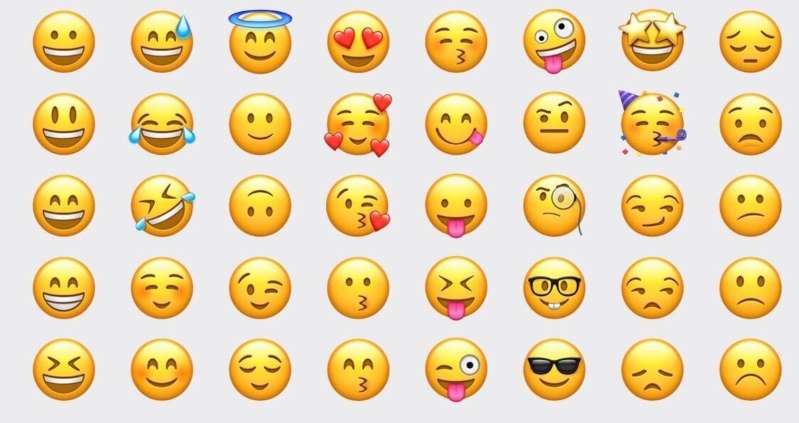 La RAE ahora se mete con los emojis: ¿van antes o después del punto?