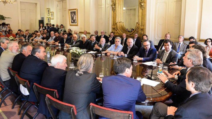 UIA y CGT extienden hasta fin de septiembre acuerdo para suspensiones masivas