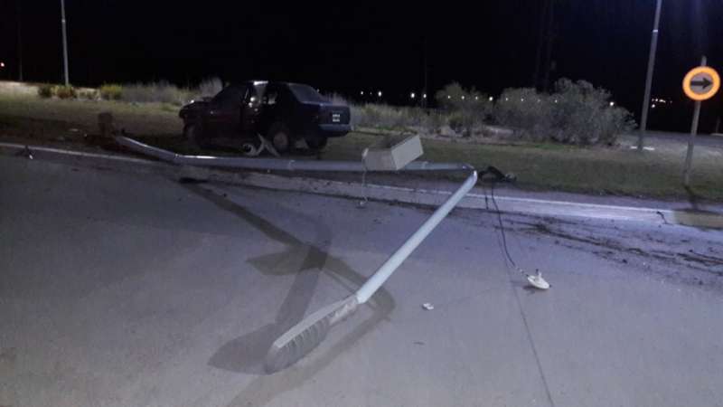 Chocaron contra una columna de luz en la rotonda de Cabrera y Pilmaiquén