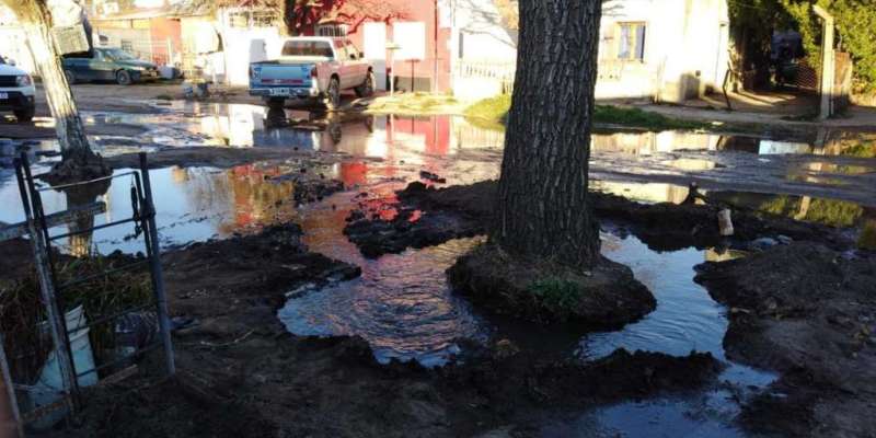 800 reclamos contra ABSA: concejales de Juntos pidieron que se reparen las pérdidas de agua