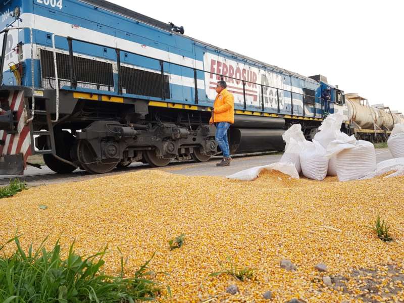 Un tren impactó contra un camión cerealero