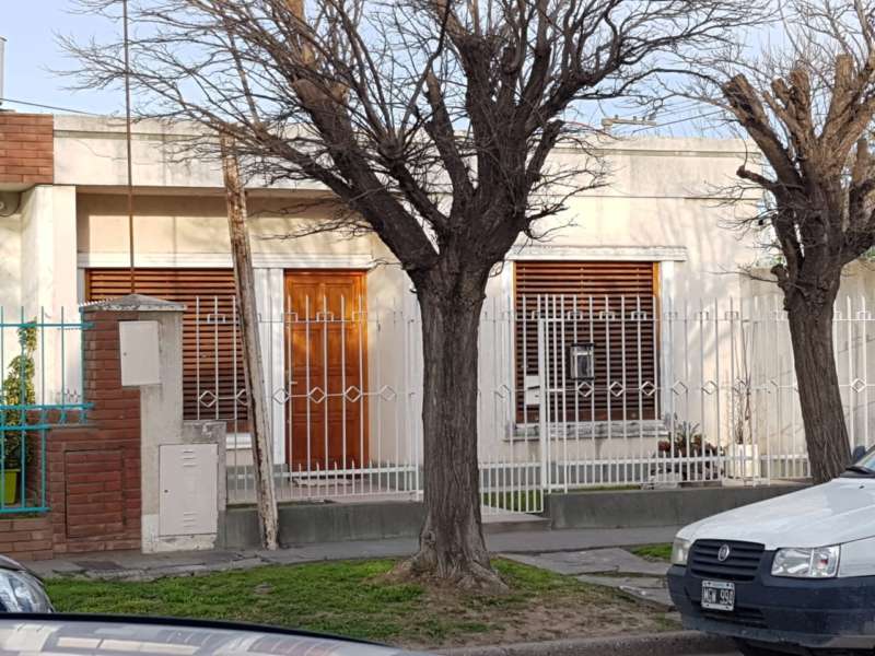 Le robaron y le balearon la casa