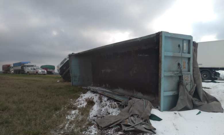 Un camión volcó en la ruta 3