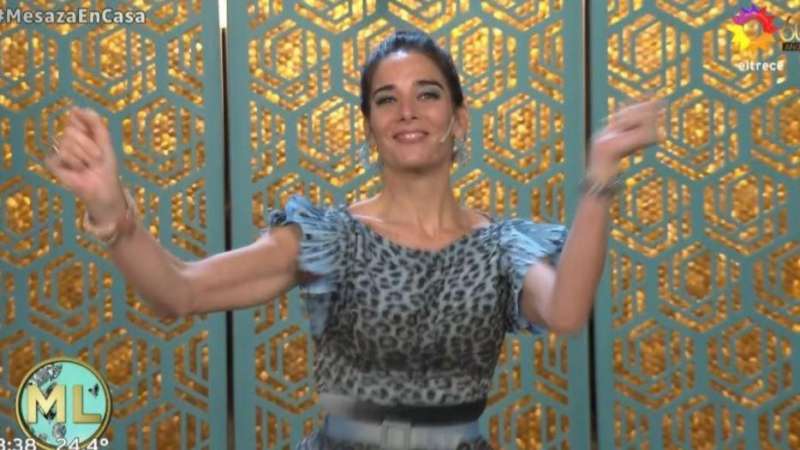 Juana Viale impactó con un diseño de dos piezas en seda natural animal print: “Abuelita, mirame por favor”