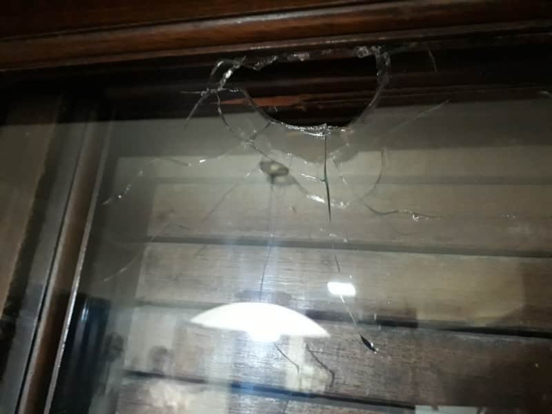 Tres Arroyos: una bala perdida destrozó un vidrio y cayó en la cocina de una vivienda