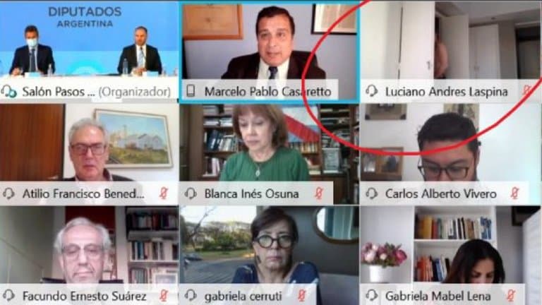 Un diputado se olvidó la cámara prendida y se cambió en plena sesión