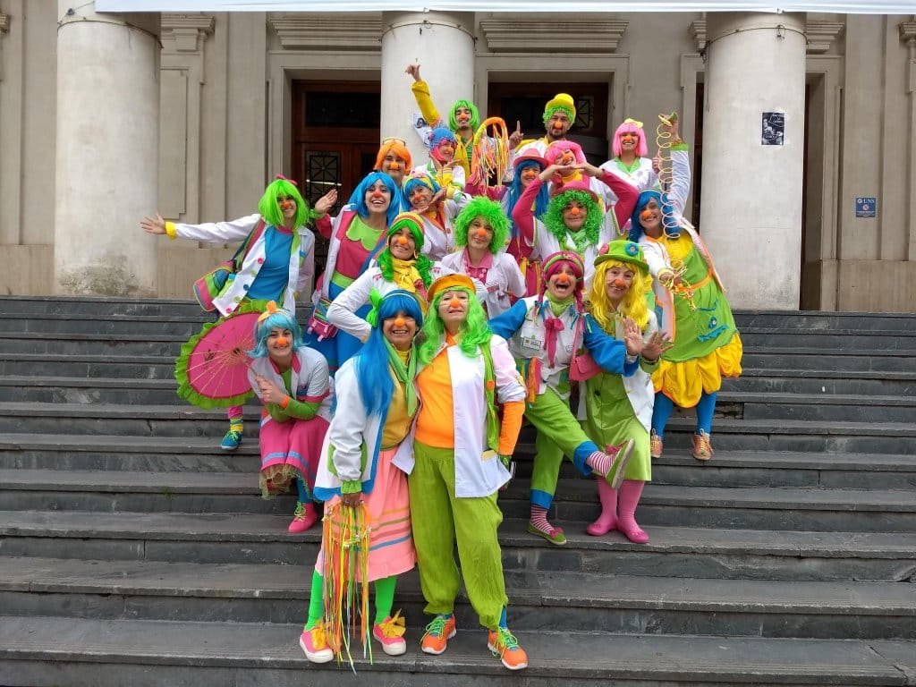 Los payamédicos y su colorido reconocimiento al personal de salud