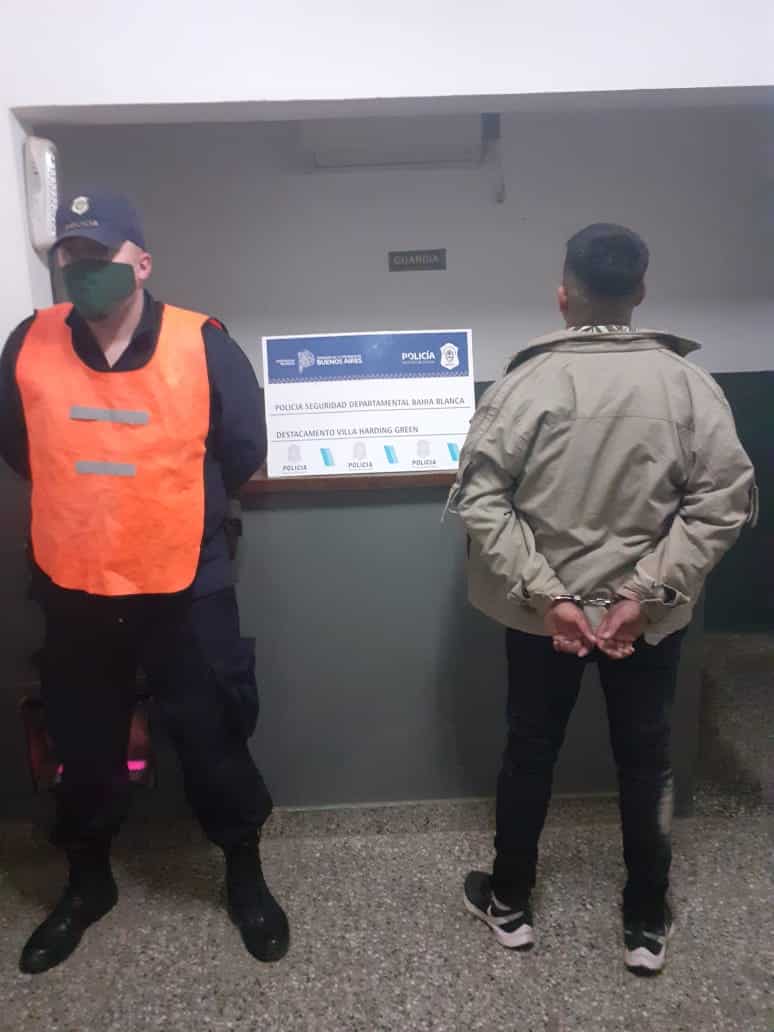 Disparó contra una casa y amenazó a una familia para huir