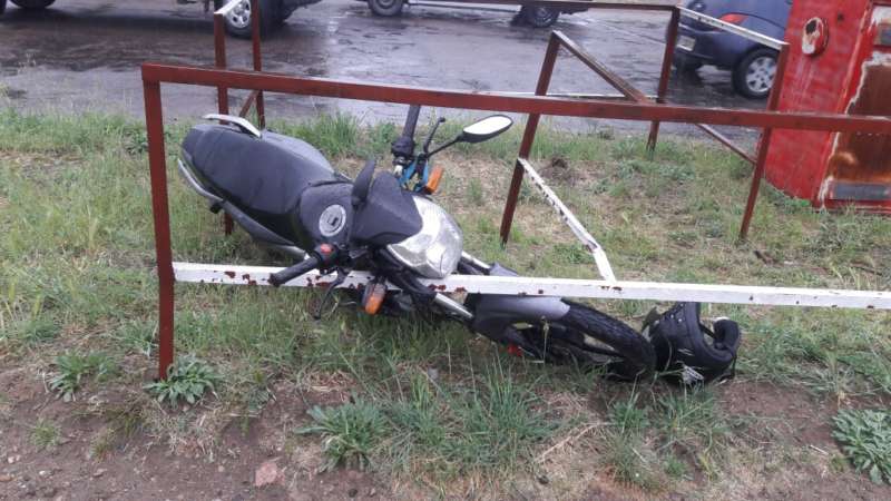 Se le trabó el acelerador de la moto y provocó un accidente