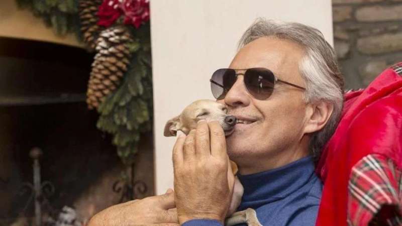 Andrea Bocelli fue denunciado por maltrato animal luego de pedir ayuda por haber perdido su perra en el mar