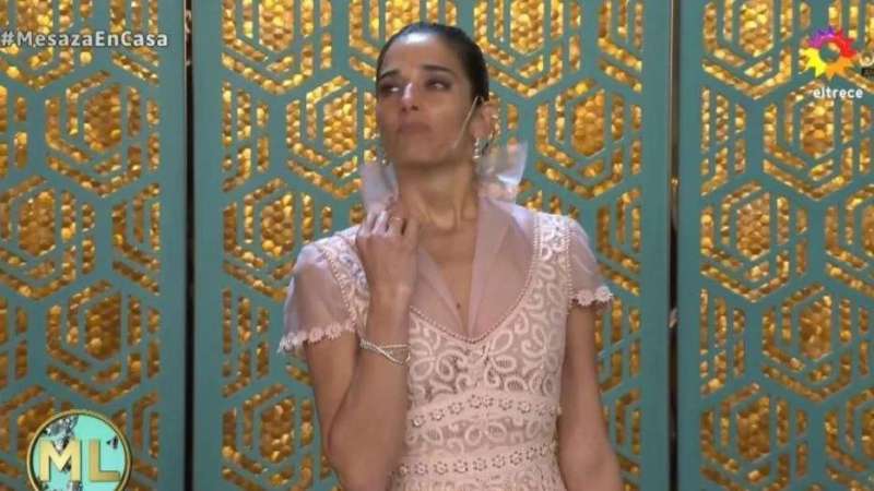 Juana brilló con un diseño bordado con perlas y una blusa de organza: “Miren esta preciositud que tengo puesta”