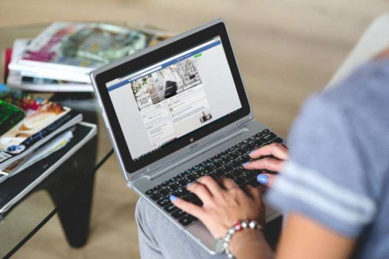 Educación renueva la línea de créditos para docentes sumando 10 mil computadoras